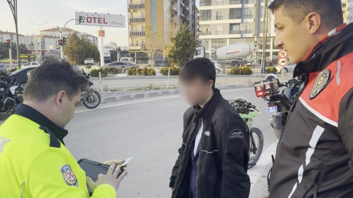 15 yaşındaki ehliyetsiz motosiklet sürücüsü ‘dur’ ihtarına uymadı: 45 bin lira ceza kesildi