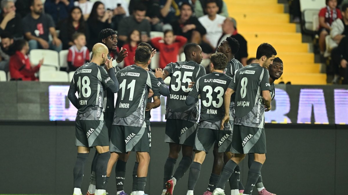 Kartal'dan kritik 3 puan: Beşiktaş, Antalyaspor deplasmanından 3-1 galip ayrıldı