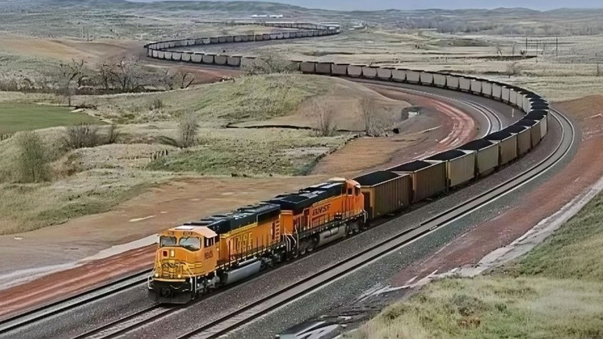 7,3 kilometreyle dünyanın en uzun treni: Resmen bir yılan gibi!