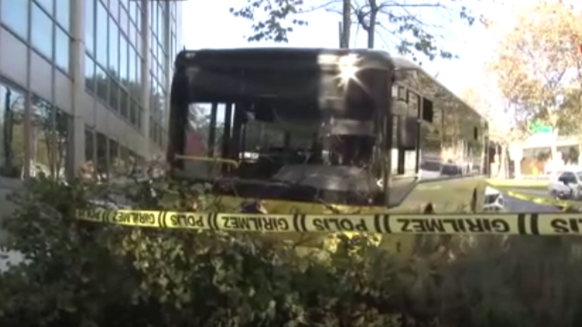 Beşiktaş'ta kalp krizi geçiren şoför kaldırıma çıktı: Yolcular tahliye edildi