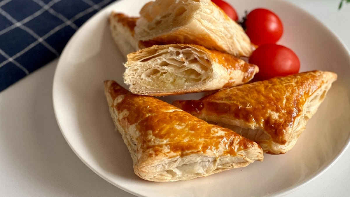 Çay demlenmeden hazır olacak! Kahvaltıların çıtır çıtır lezzeti: Patatesli milföy böreği