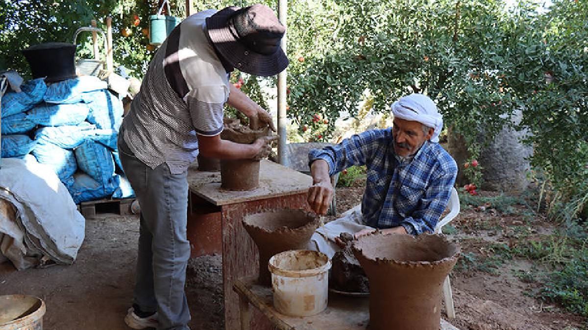 Baba-oğul el ele veriyor, killi topraktan çıkarıyor! Unutulmasına izin vermiyorlar: Taleple birlikte daha çok üretiyorlar