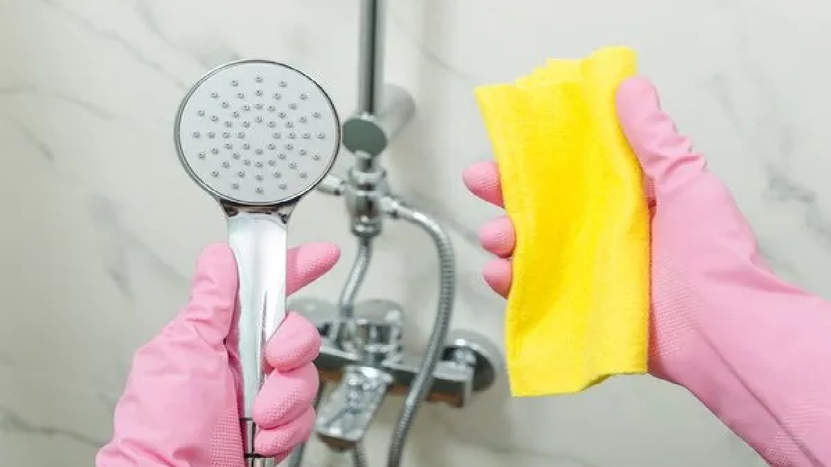 Duş başlıklarında kireçten eser kalmayacak! Ne sirke ne de karbonata gerek var: 10 dakika bekleten kireci siliyor