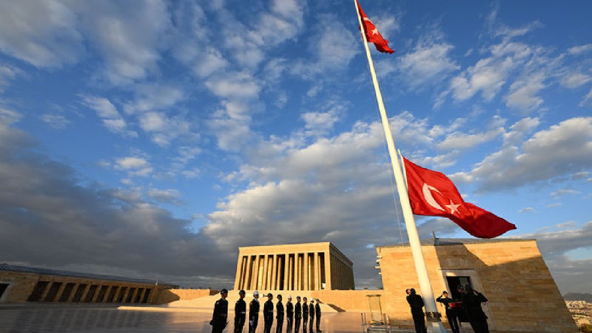 10 Kasım’da bayraklar ne zaman yarıya indirilir?