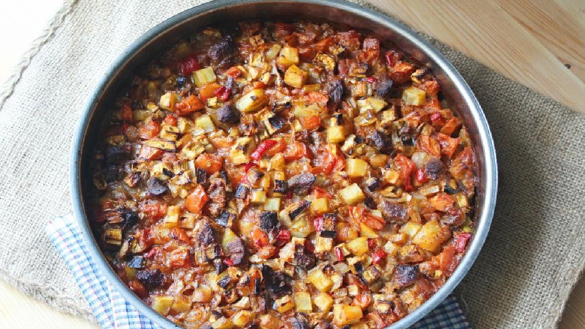 Ateşte ağır ağır pişen yöresel şölen! İşte patlıcan tava tarifi…