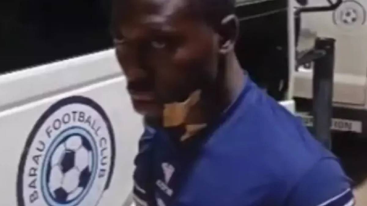 Futbol sahasında korkunç olay: Taraftarlar sahaya inip futbolcuyu boğazından kesti