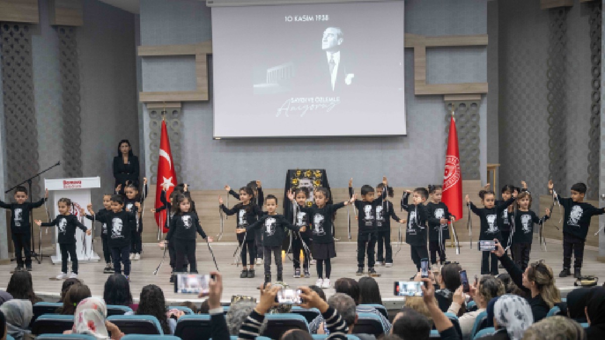 Bornova’da minik yüreklerden Atatürk’e duygusal anma