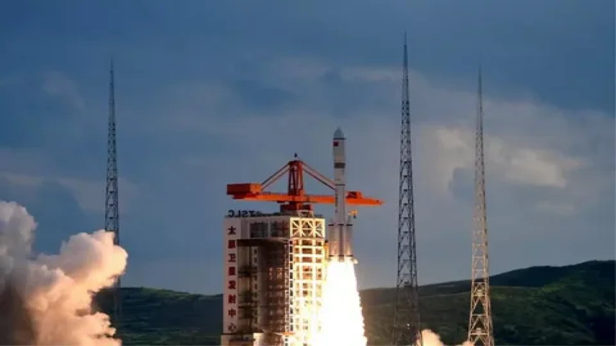 Çin, 13. internet uydu grubunu fırlattı