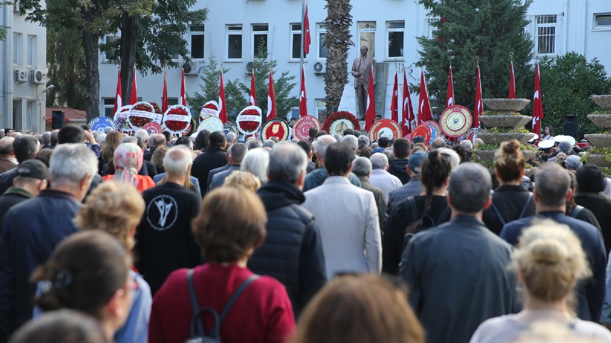 Karşıyaka tek yürek oldu, Ata’ya selam durdu!
