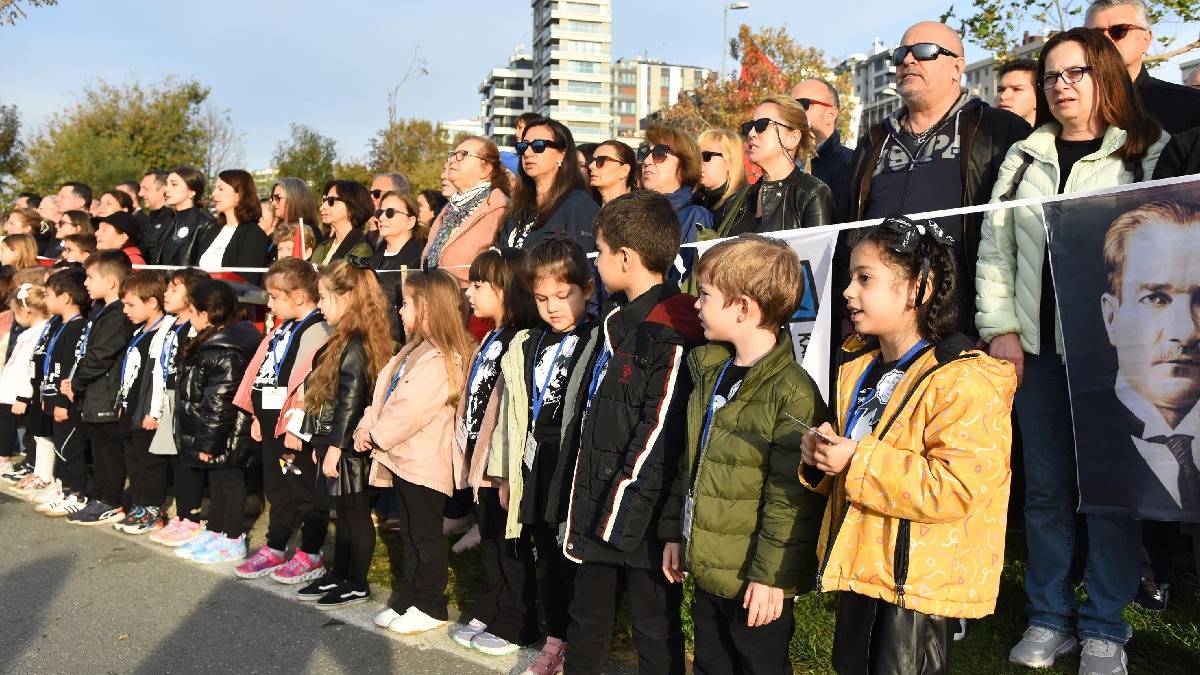 Kadıköy’de binlerce kişi Ata’ya saygı zinciri oluşturdu