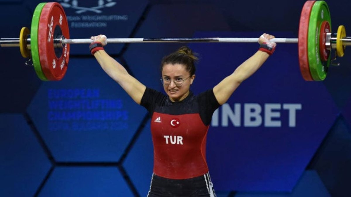 Milli halterci Aysel Özkan’dan Riyad’da 3 altın madalya