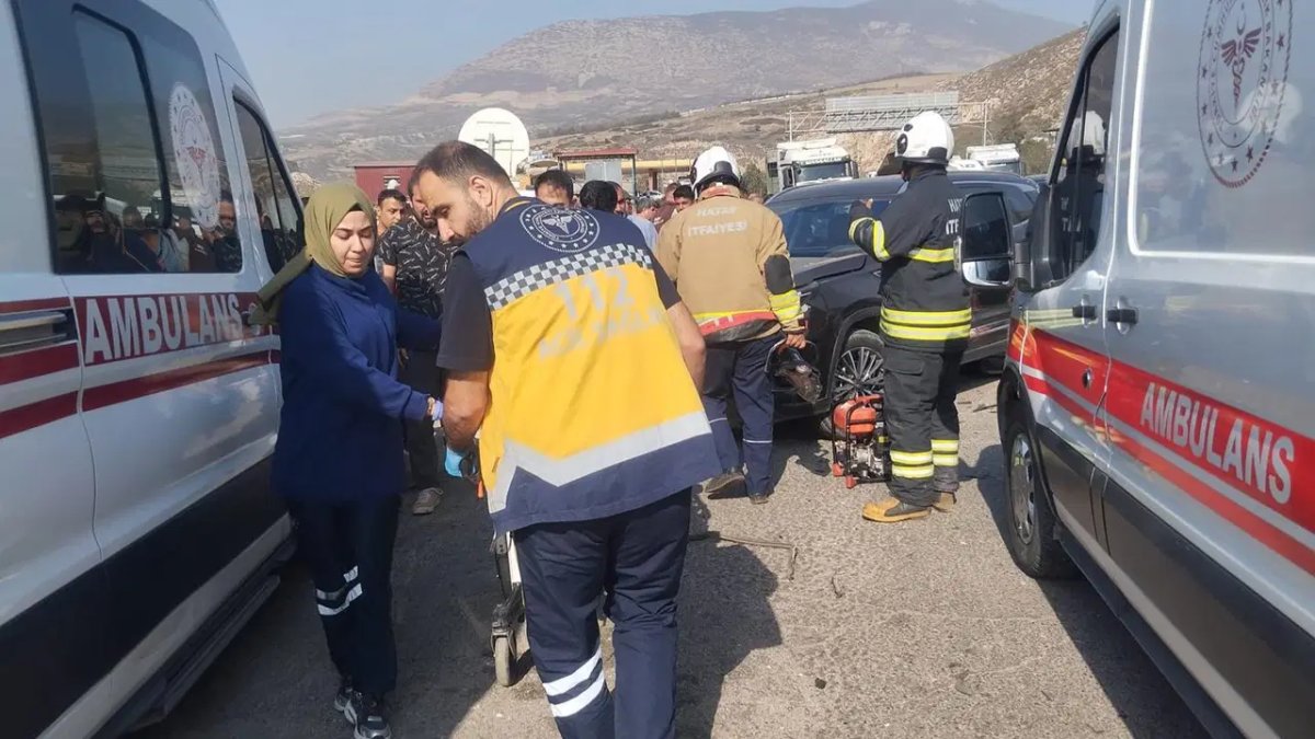 Kamyon, kırmızı ışıkta bekleyen 6 araca çarptı: Yaralılar var