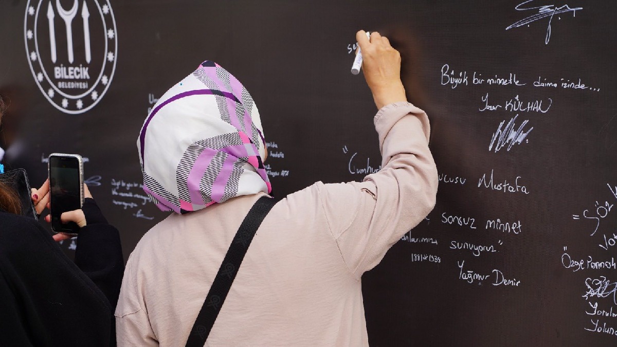 Vatandaşlara lokma ikram edildi, anı duvarına duygu ve düşünceler yazıldı