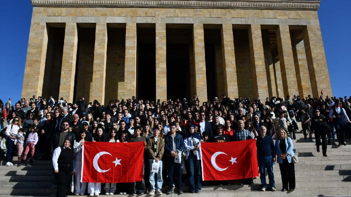 Balıkesirli gençler Ata’nın huzurunda