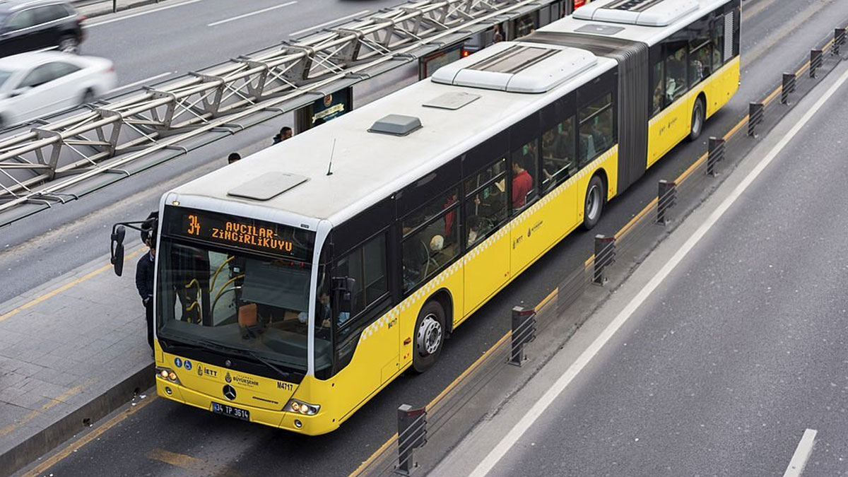 Metrobüs hattı kilitlendi: Vatandaşlar duraklarda mahsur kaldı