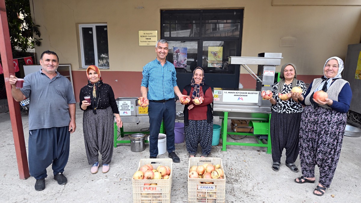 Mersin Büyükşehir’den nar üreticilerine makine desteği