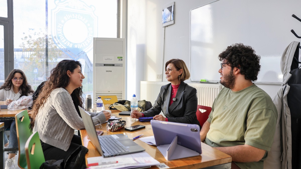 Başkan Ünlüce, gençlerle bir araya geldi: Çalışma saatleri uzatıldı