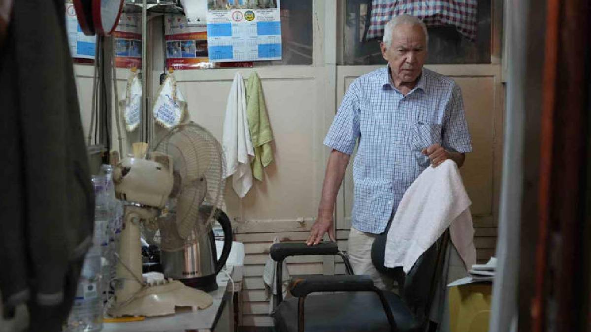 5 metrekarede 45 yıllık hizmet! 75 yaşında makas sallıyor: Tüccardan sinema yıldızına herkesin uğrak noktası