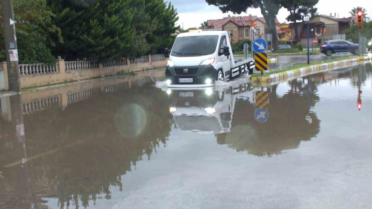 Balıkesir'de şiddetli sağanak hayatı felç etti: Sokaklar göle döndü, bodrum katları su altında kaldı