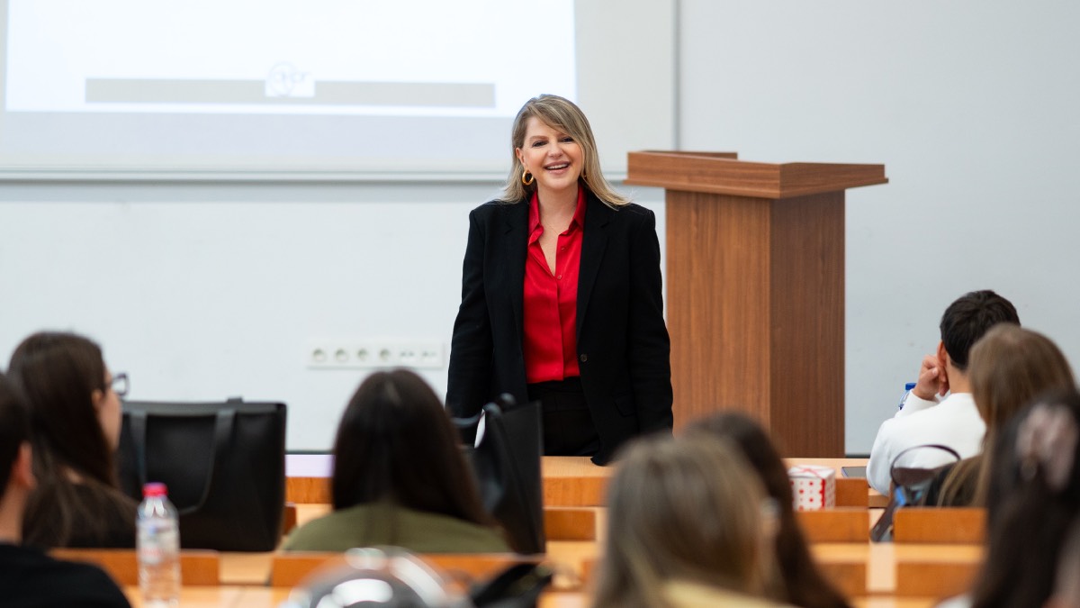 Marka ve İletişim Uzmanı Derya Aslan, Marmara Üniversitesi’nde genç liderlerle buluştu