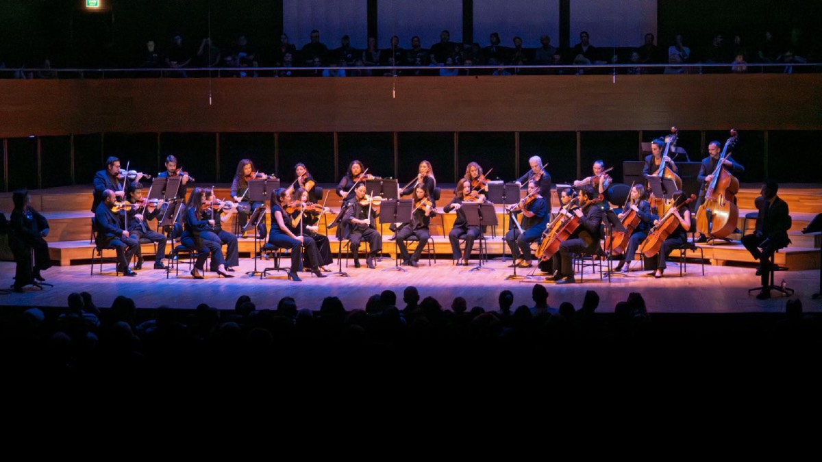 İzmir’de Atatürk, “Dokuzu Beş Geçe” konseriyle anıldı