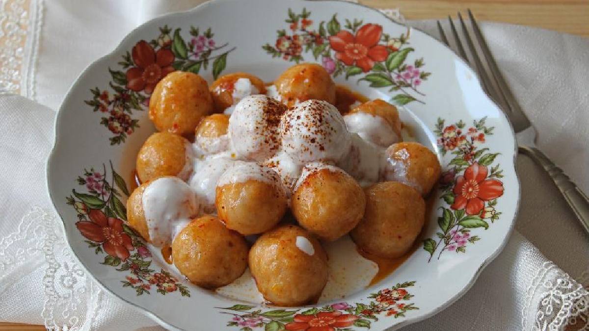 Yoğurtlu Bulgur Köftesi Tarifi: Akdeniz’de çokça yapılıyor, et yemeklerinin eşlikçisi oluyor