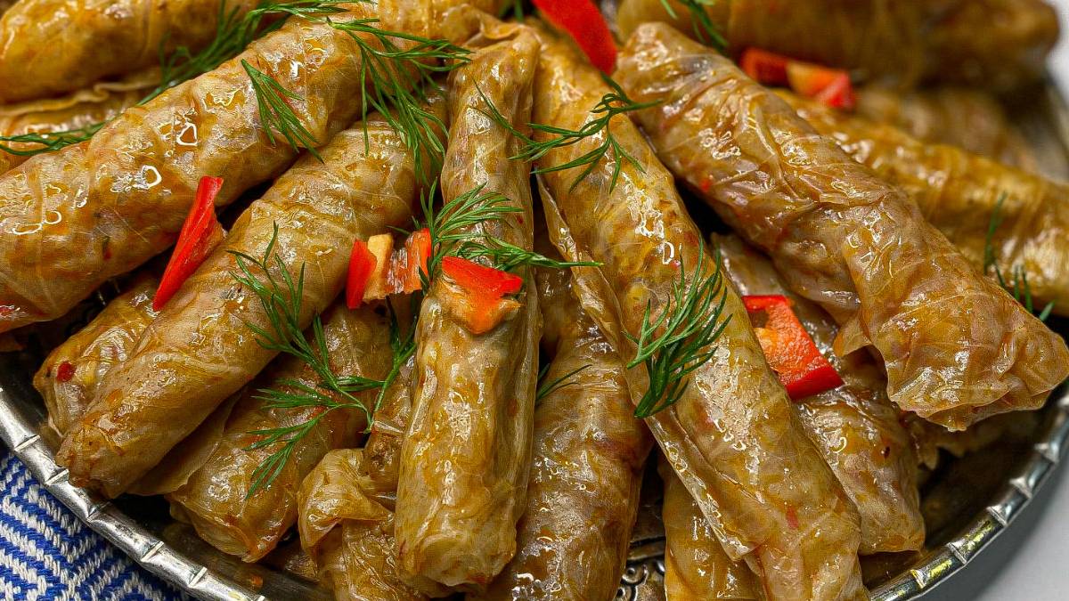 Lahana Sarması Tarifi: Kış sofralarının olmazsa olmazı! Misafirlerin en favorisi olacak