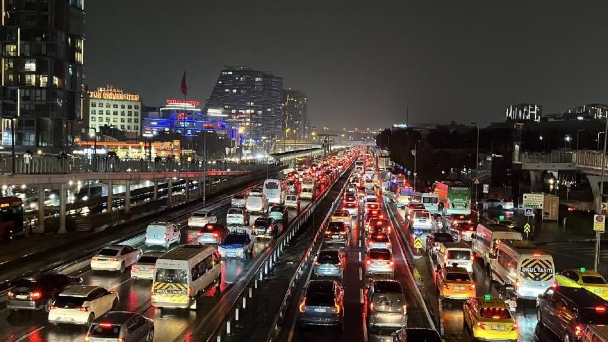 İstanbul’da trafik yoğunluğu arttı: Akşam saatlerinde oran yüzde 89’a ulaştı