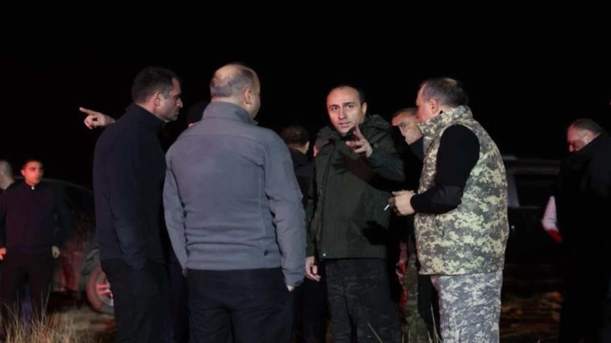 Gürcistan İçişleri Bakanı Geladze, uçağın düştüğü bölgeye gitti: Arama-kurtarma çalışmaları sürüyor