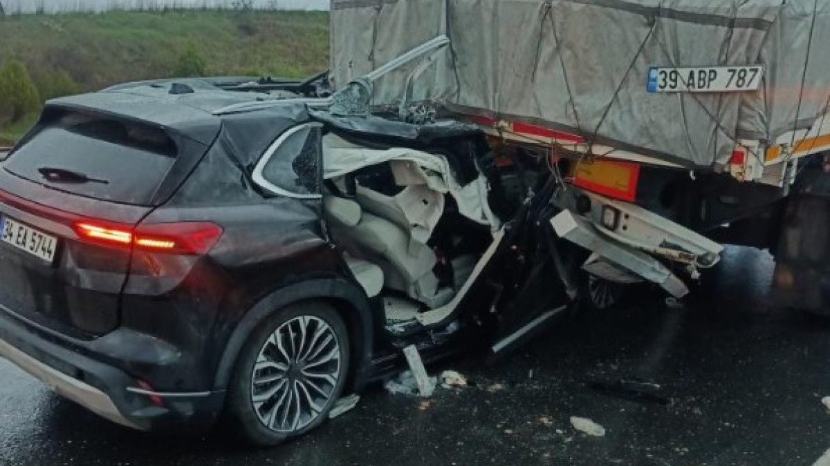 Keşan’da otomobil tıra çarptı: 3 kişi hastanelik oldu