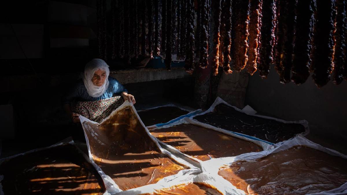 Kazanlar fokur fokur kaynıyor, önce pişip sonra ipe diziliyor! Yok satan lezzet: Dışı sertleşse de içi yumuşacık kalıyor