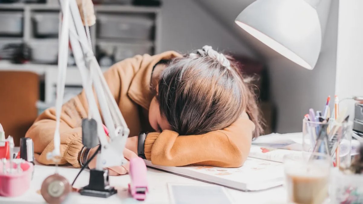 Küresel mutluluk eğrisi tersine döndü: Gençler artık en mutsuz nesil