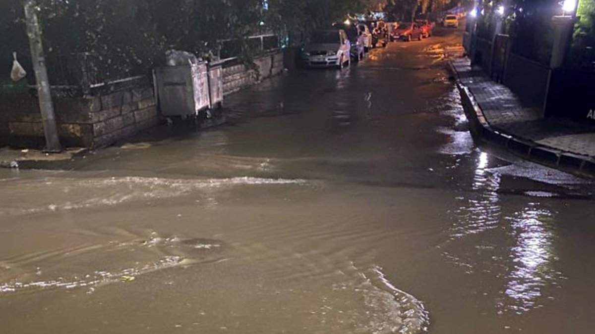 İstanbul'u sağanak vurdu! Maltepe'de hayat durdu: Caddeler göle döndü, ulaşım felç