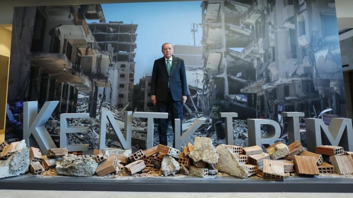 Erdoğan yıkıntılar önünde poz verdi: 23 yılı özetleyen kare