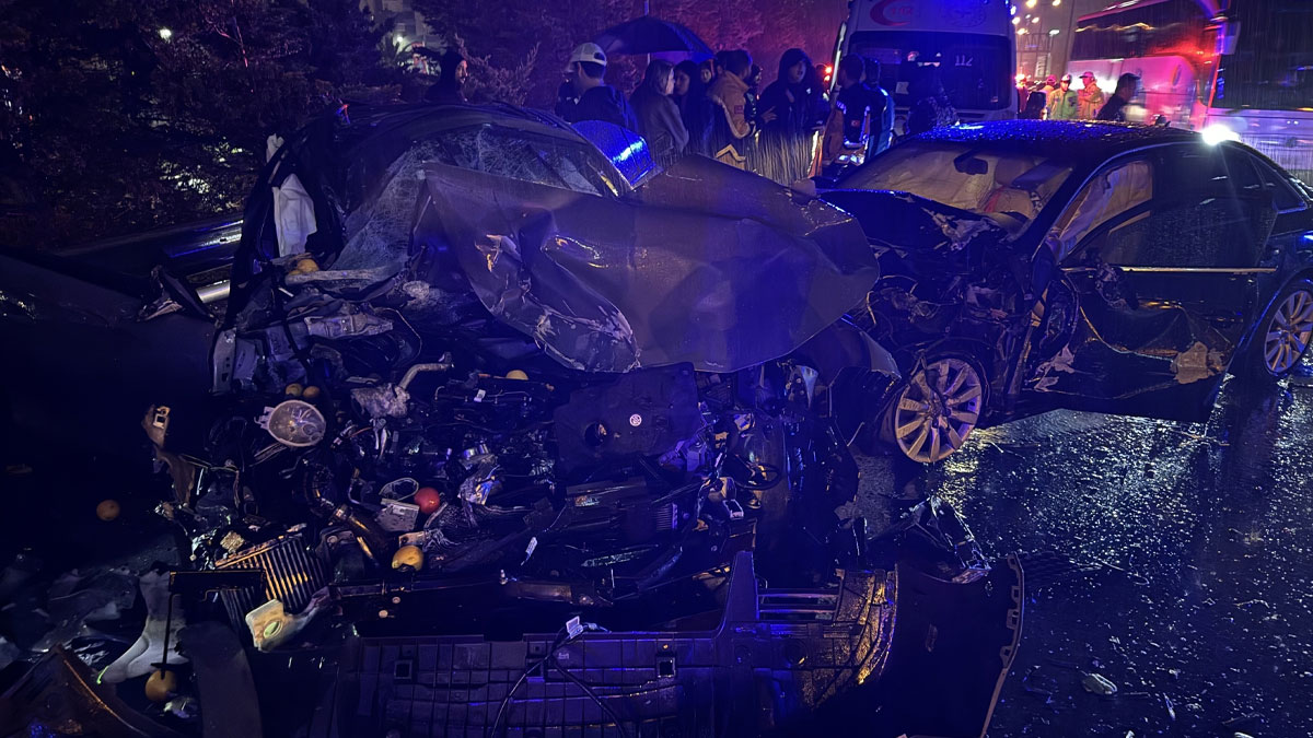 Ataşehir'de 5 araç birbirine girdi: 2'si ağır 6 yaralı