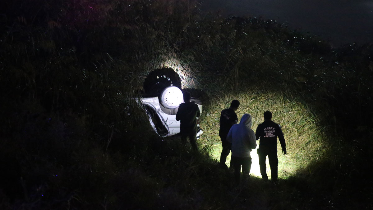 Hatay'da kaçak göçmenleri taşıyan otomobil Asi Nehri'ne uçtu: 9 yaralı