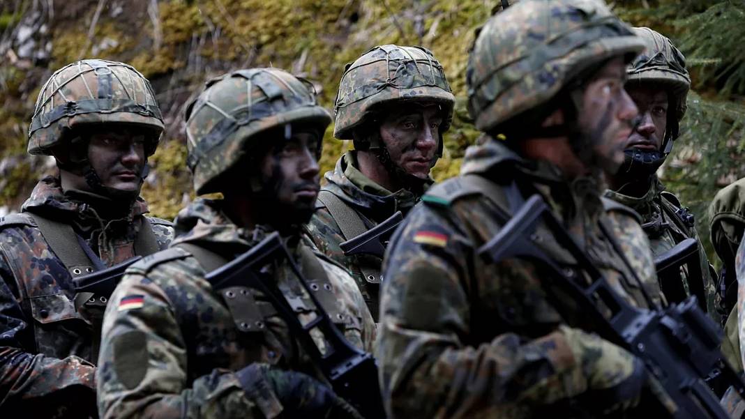 AB'yi ayakta tutan sessiz anlaşma bozulmak üzere: Uyuyan dev Almanya sahalara geri dönüyor