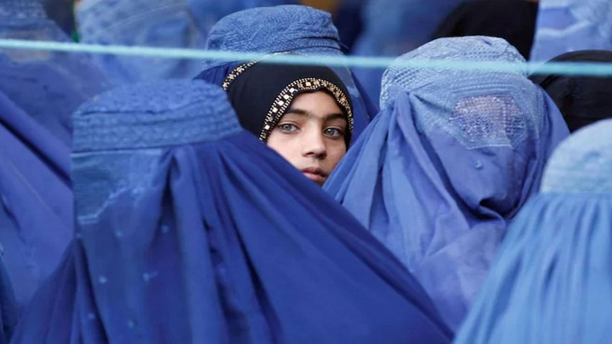 Taliban’dan yeni yasak: Kadınlar burkasız hastanelere giremeyecek