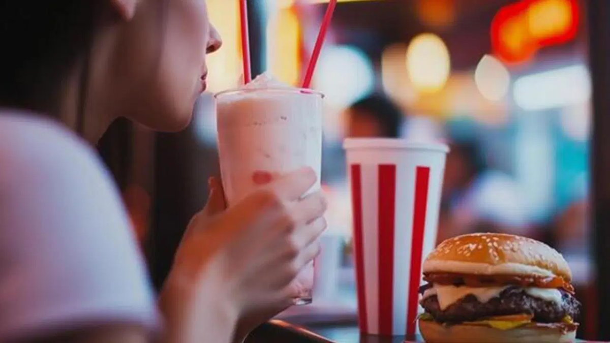 Bunu yapan restoran yandı: İçeceğe ek ücret isteyen işletmeye ceza yağdı