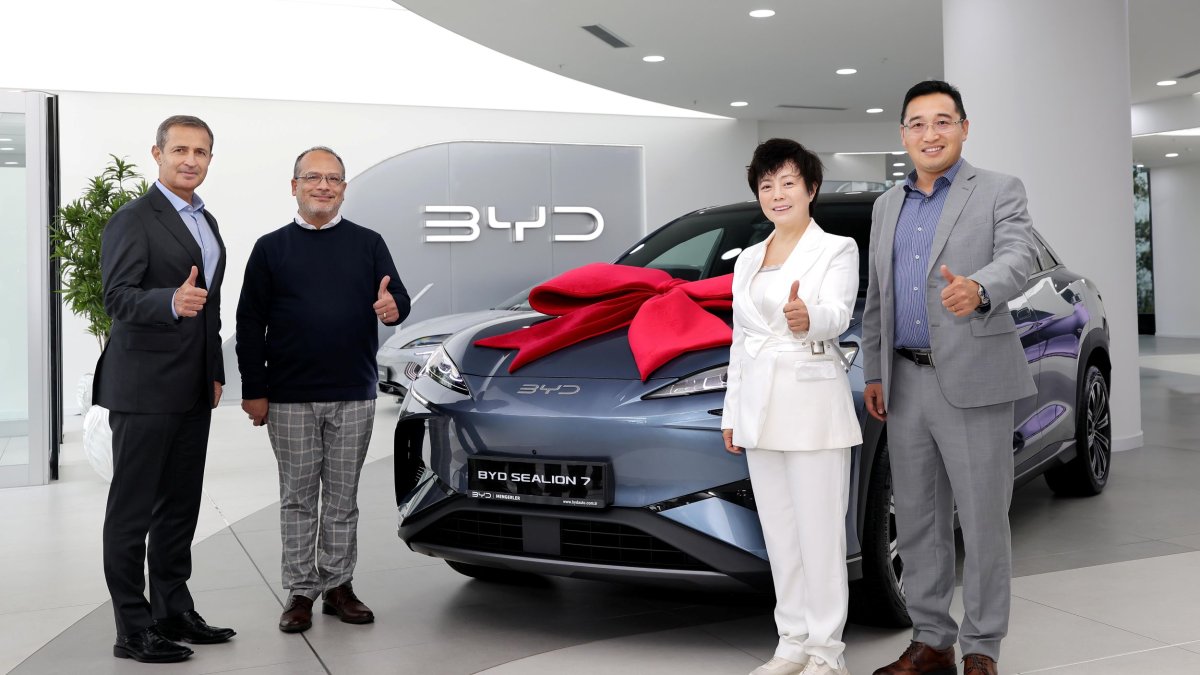 BYD SEALION 7'nin Türkiye'deki ilk teslimatını başkan yardımcısı Stella Li yaptı