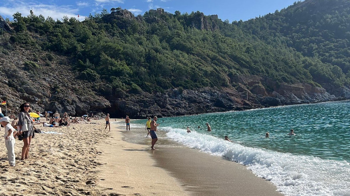 Kasım ortasında deniz keyfi: Alanya plajları doldu taştı
