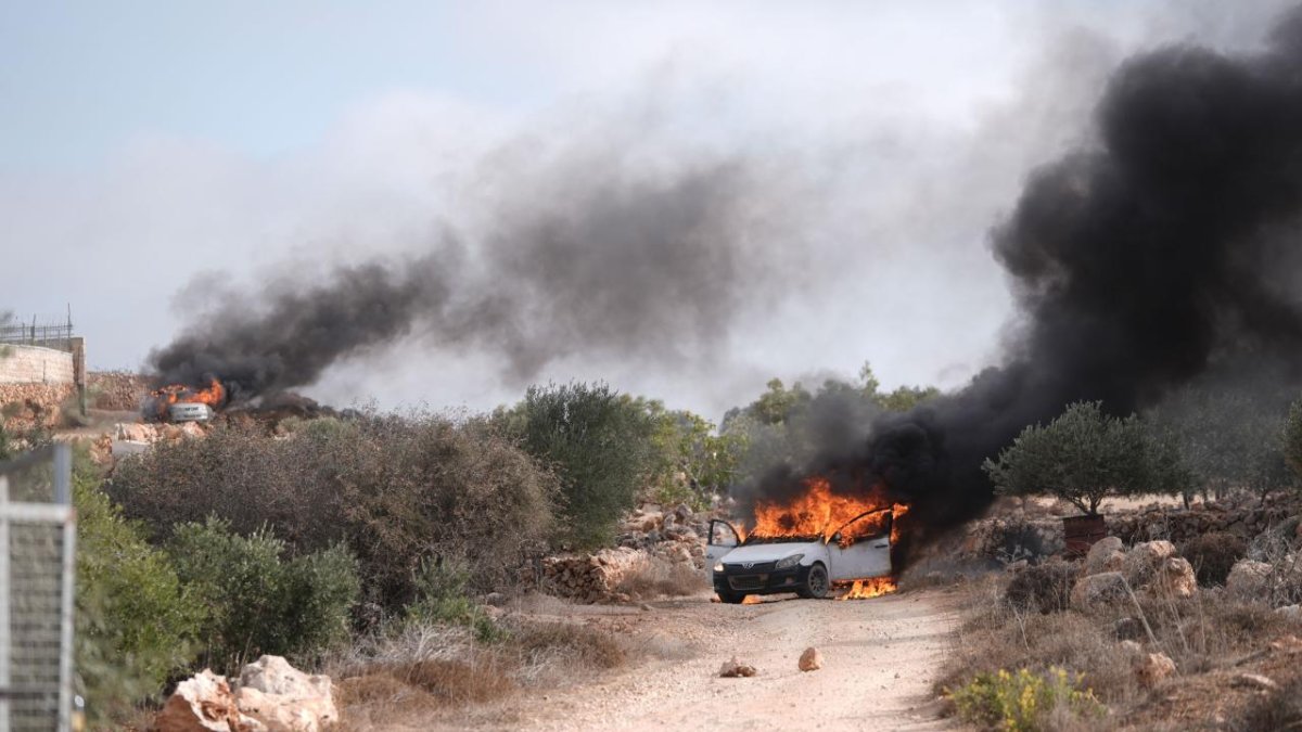 İsrail’in Batı Şeria’daki saldırıları devam ediyor: Filistinli işçiler darbedildi, araçlar yakıldı