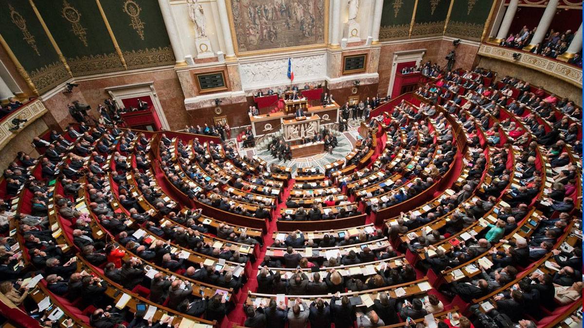 Fransa'da emeklilik reformunun askıya alınması onaylandı