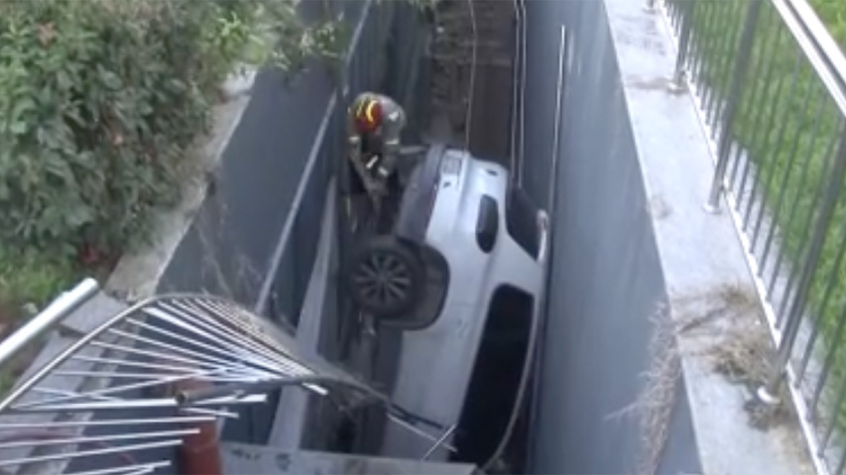 Bahçelievler'de kaza! Çok sayıda araca çarpan sürücü boşluğa düştü