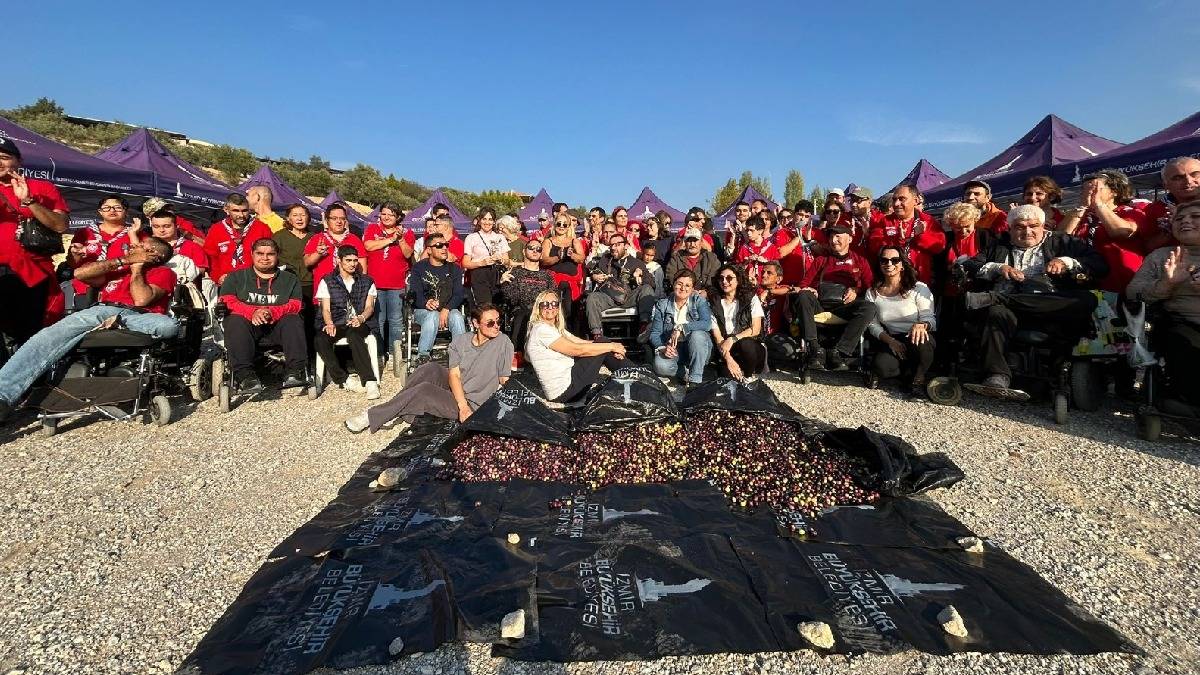 Engelli yurttaşlar ve yakınları zeytin hasadında buluştu