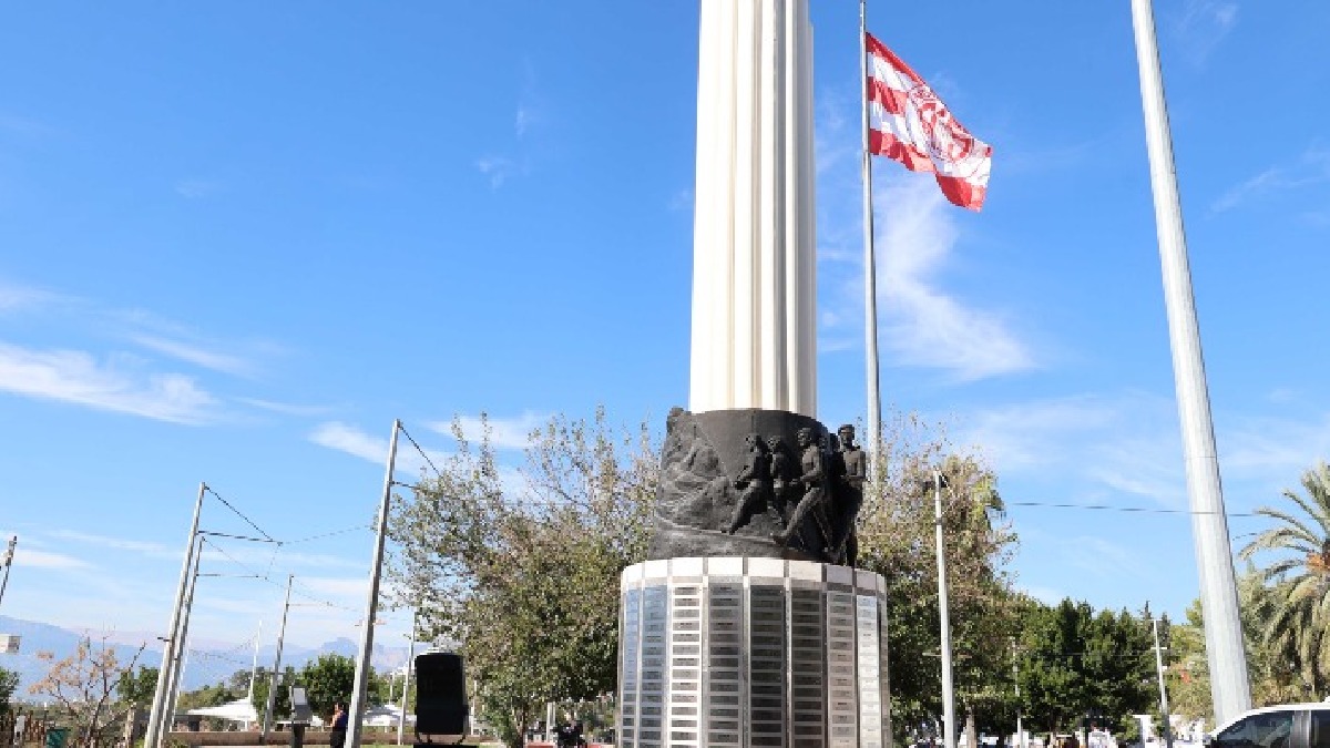 Antalya Büyükşehir Belediyesi’nde şehitlere saygı