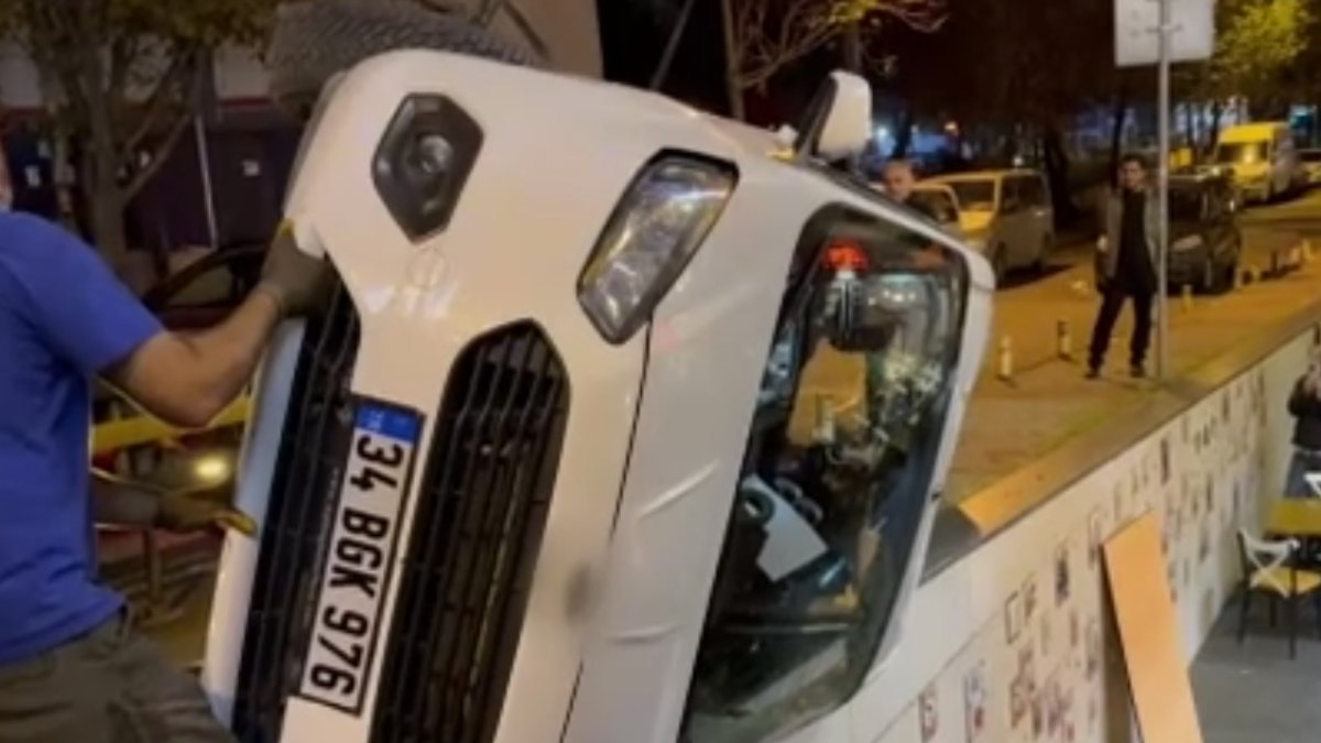 Beylikdüzü’nde araç kazası: El freni çekilmeyen otomobil bahçeye devrildi