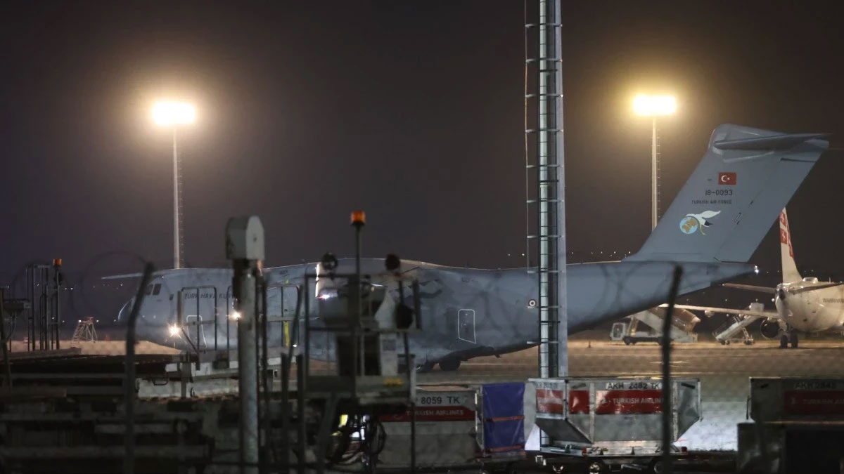Şehitleri taşıyan uçak Ankara'ya indi