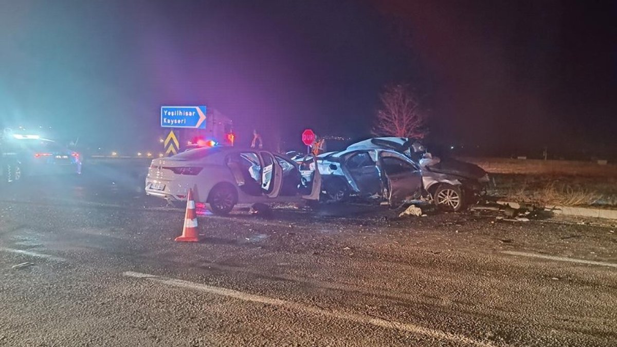 Niğde’de iki araç çarpıştı: 3 ölü, 6 yaralı