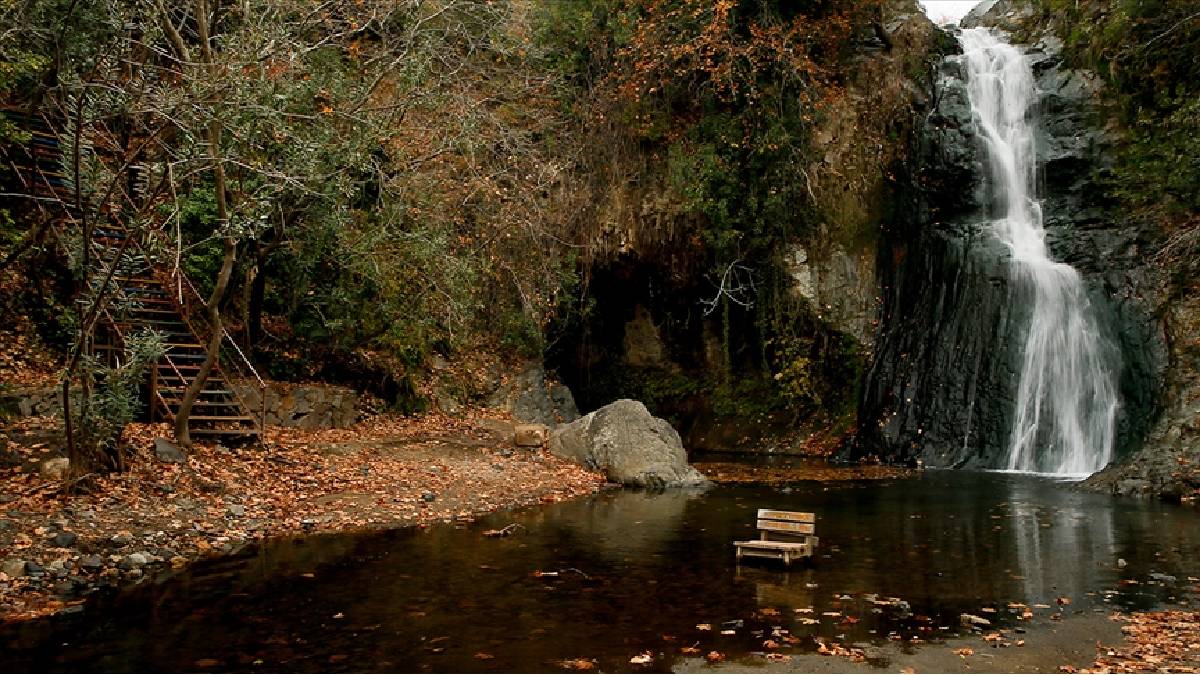 Hafta sonu kaçamağı için mükemmel rota: Yazın şelalede serinleyin, kışın Ağlayan Mağara’nın sırrını keşfedin!